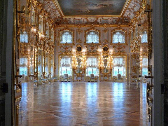 Uno de los grandiosos salones del Palacio de Peterhof (San Peteresburgo)